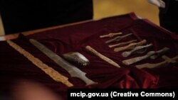 Повідомляється, що артефакти можуть бути з викрадених музейних колекцій, або це предмети так званої «чорної» археології