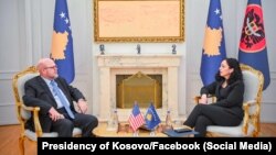 Američki ambasador Jeffrey Hovenier i predsjednica Kosova Vjosa Osmani tokom jednog od susreta ove godine 