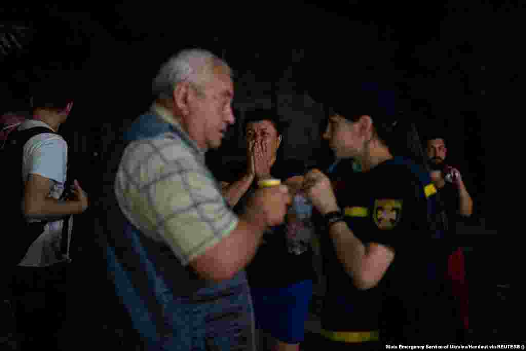 Banorët duke qarë pranë vendit ku është djegur ndërtesa administrative. Kryetari i bashkisë së Odesës, Hennadiy Trukhanov, e përshkroi sulmin si &quot;një nga netët më të këqija ndonjëherë&quot;, duke shtuar se një person u plagos.