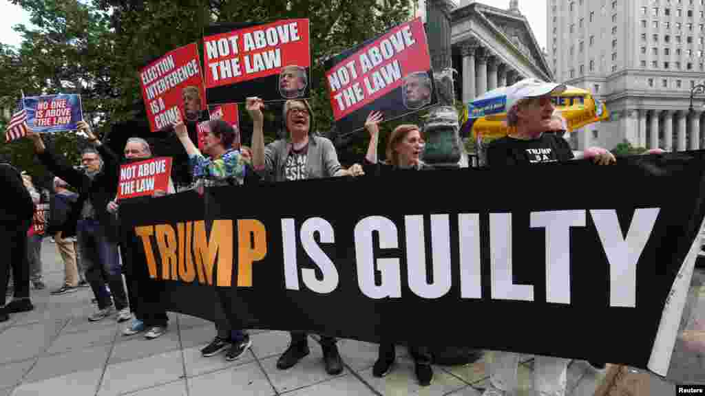 Trump-ellenes tüntetők a manhattani büntetőbíróság előtt Trump volt amerikai elnök büntetőperének ítélethirdetése után, május 30-án. A hetvenhét éves exelnök ártatlannak vallotta magát az üzleti nyilvántartások harmincnégy rendbeli meghamisításának ügyében