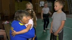 O alpinistă ucraineană în vârstă de 83 de ani sfidează bombele și reînvie un club pentru copii