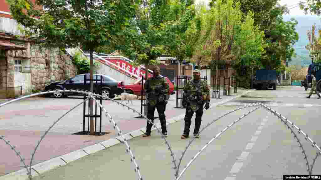 Pripadnici KFOR-a kod zgrade opštine u Zvečanu