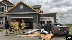 Vatrogasci pomažu unesrećenima