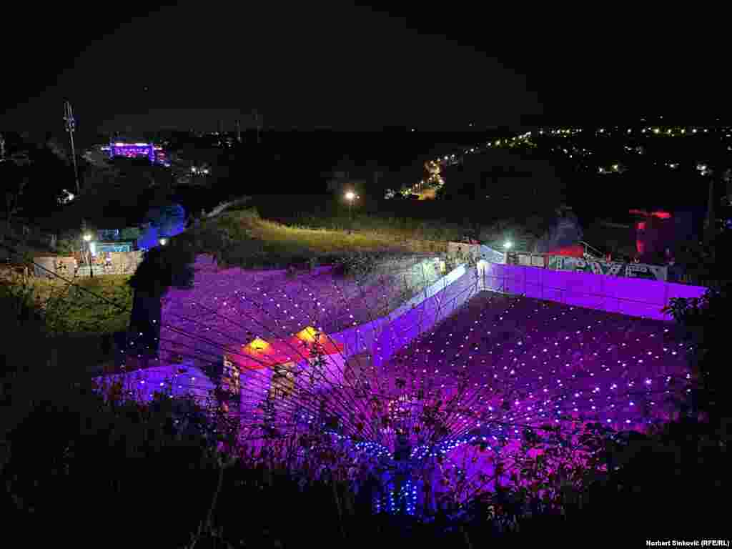 Prvo veče festivala, koji će trajati do nedelje, 9. jula, obeležili su nastupi predvodnika sastava The Prodigy na glavnoj festivalskoj bini, kao i di-džej setovi poznatih žena elektronske muzičke scene današnjice - Nine Kraviz i Amelie Lens.