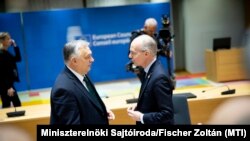 Orbán Viktor a képen Luc Frieden luxemburgi miniszterelnökkel az Európai Tanács eddigi utolsó, február 1-jei ülése közben