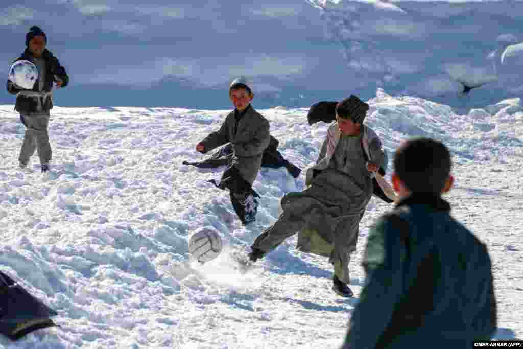 Dečaci igraju fudbal na snegu u avganistanskoj provinciji Badakšan.