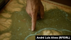 Oleh Tubolțev, cercetător la Rezervația Națională Hortiția și fondator al Noii Școli Arheologice din Zaporojie, cercetează o hartă care arată Veliki Luh sau Marea Pajiște istorică.