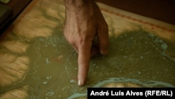 Олег Тубольцев, науковий співробітник Національного заповідника «Хортиця» та засновник Нової археологічної школи у Запоріжжі, показує на карту, де позначений історичний Великий Луг