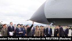 Lider Sjeverne Koreje Kim Jong Un, u pratnji ruskog ministra odbrane Sergeja Šojgua i zvaničnika, pregleda rusku hipersoničnu raketu "Kinzhal" izloženu na aerodromu Kneviči u blizini Vladivostoka u Primorskom regionu, Rusija, 16. septembra 2023.