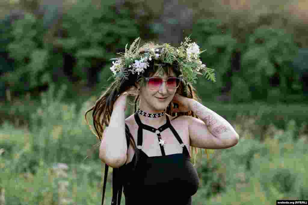Bjeloruska aktivistica za ljudska prava Alina Nagornaja, koja je morala pobjeći iz Bjelorusije sa suprugom i dvoje male djece, nosi cvjetni vijenac.
