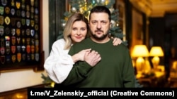 Президент України Володимир Зеленський і його дружина Олена під час новорічного звернення до українського народу. Цю світлину оприлюднено 31 грудня 2023 року