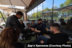 «Було досить гучно, я аж здригнулася, але далі все спокійно і ми продовжили розмову».