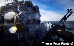 Военнослужащий береговой охраны Украины на патрульном катере в Черном море, 7 февраля 2024 года