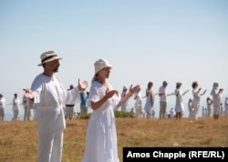 Ritual Univerzalnog belog bratstva čiji pripadnici tvrde da se naziv njihovog pokreta isključivo odnosi na "belu svetlost, najviši duhovni simbol, koja je sinteza svih boja".