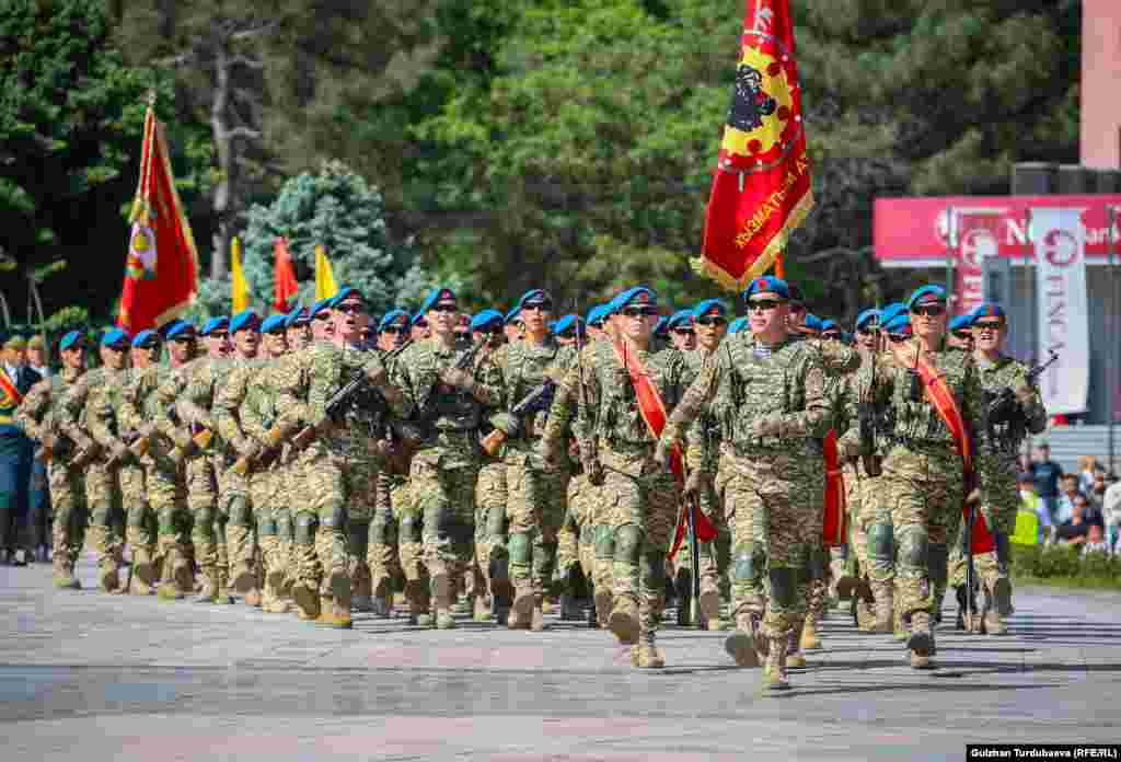 Мындан кийин Бишкек шаардык аскердик гарнизонунун жоокерлеринин салтанаттуу жүрүшү болду. Жыйынтыгында жетекчилер согуштун ардагерлери менен бирге атайын даярдалган аскердик тамактан ооз тийишти.