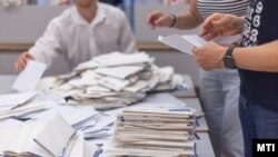 Szavazatszámlálás a pécsi Köztársaság Téri Általános Iskolában kialakított, 051. számú szavazókörben 2024. június 9-én (képünk illusztráció)