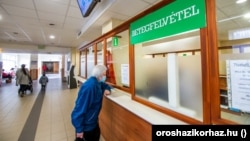 Betegfelvétel az orosházi kórház aulájában a kórház dátum nélküli illusztrációján