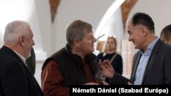 Kovács Tibor (b), a Tokaji Kutatóintézet Szőlészeti és Borászati Kutató igazgatója Stumpf Istvánnal, a Tokaji Borlovagrend elnökével és Molnár Péterrel (j), a Tokaji Borvidék Hegyközségi Tanács elnökével beszélget az aszúk kóstolója rendezvényen Tarcalon 2023. december 9-én