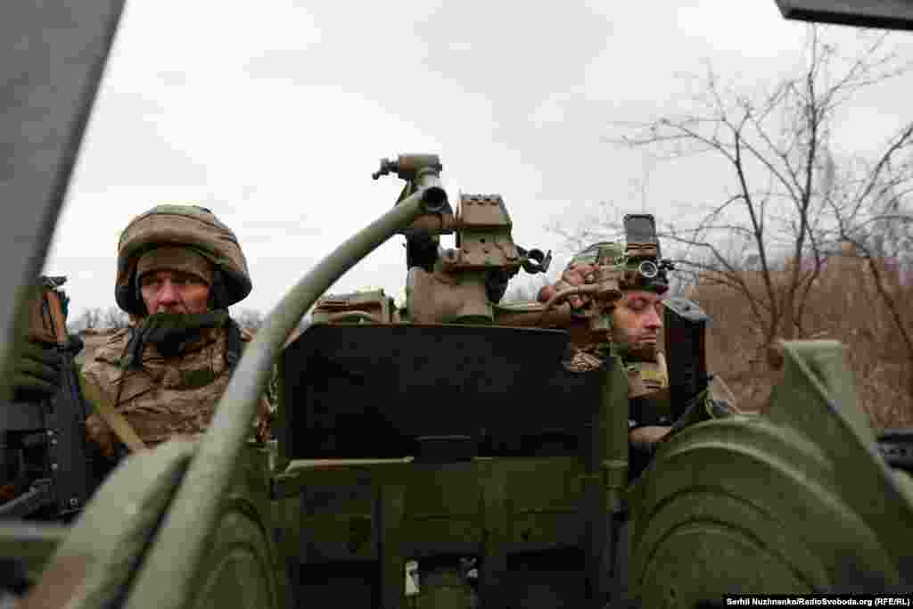 На одній позиції довго розрахунок не перебуває, після відпрацювання декількох цілей &ndash; змінюють позицію. Як вони полюють за російськими безпілотниками, так і противник полює за розрахунком. &laquo;ЗУшка&raquo; &ndash; це ласий шматок для &laquo;Ланцета