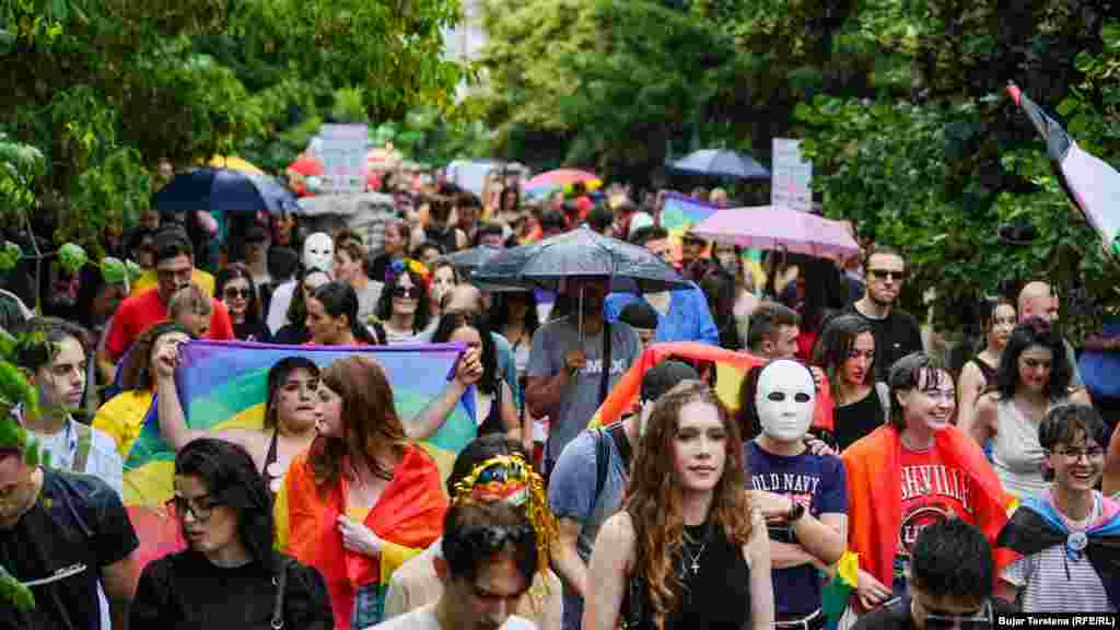 Shiu që ka rënë gjatë marshit, nuk e ka prishur atmosferën e aktivitetit.