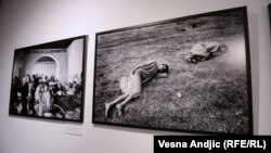 Fotografija levo: Bošnjački civili u logoru Trnopolje, jesen 1992. Fotografija desno: Psihijatrija Jakep na liniji razgraničenja, tokom probijanja koridora za zapadnu Bosnu, 1992.