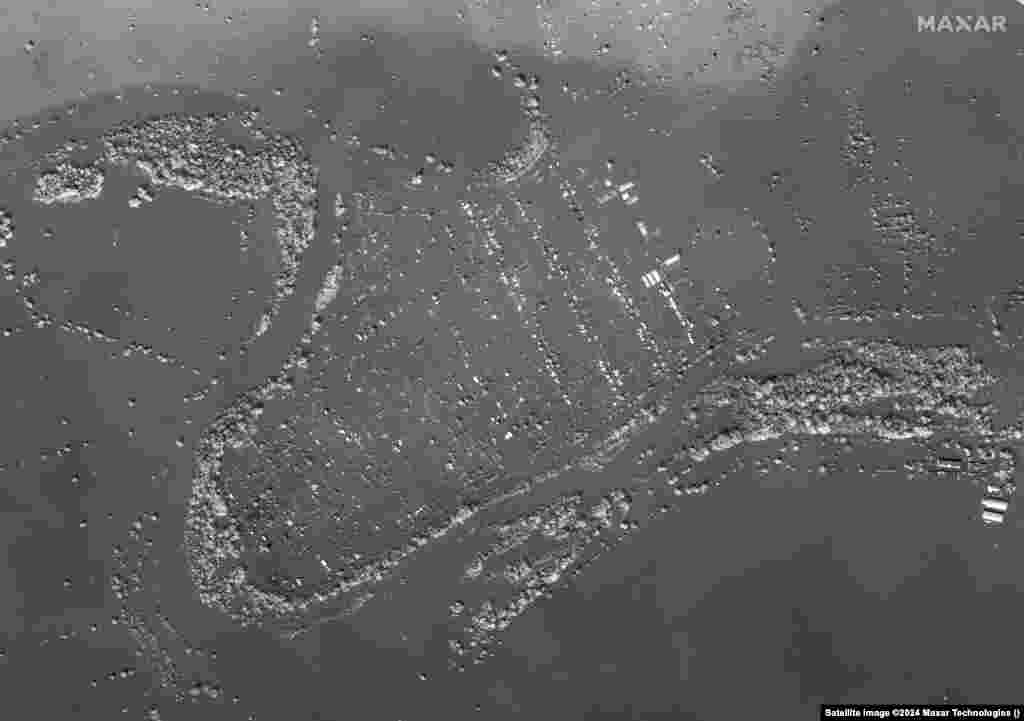 Дома и постройки вдоль реки Урал до и во время паводков. Региональные власти оценивают ущерб примерно в 223 миллиона долларов