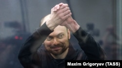 Владимир Кара-Мурза в съдебната зала в руски съд по време на делото срещу него