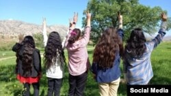 اعتراض‌ها به حجاب اجباری در ایران، شش ماه پس از مرگ مهسا امینی در بازداشت گشت ارشاد و به‌رغم سرکوب سنگین حکومت همچنان ادامه دارد