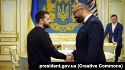 Міністр закордонних справ Великої Британії Джеймс Клеверлі (п) під час зустрічі з президентом України Володимиром Зеленським, Київ, 5 червня 2023 року