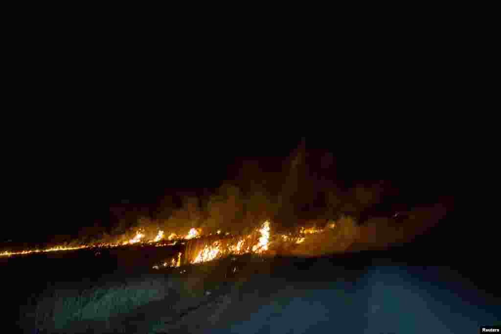 Një fushë duke u djegur si pasojë e granatimeve në rajonin e Donjeckut, Ukrainë, 8 prill 2024.