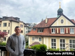 Швейцарець Беат прикрасив свій балкон портретом президента України. Його вікна виходять на російську церкву. Цюрих, 19 квітня 2023 року