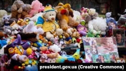 Un memorial improvizat pentru victimele unei lovituri cu drone ruse care a ucis 12 persoane, inclusiv cinci copii, într-un bloc de locuințe cu mai multe etaje - Odesa, 6 martie 2024