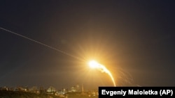 Українські сили ППО перехоплюють іранський дрон Shahed під час російської атаки на Київ, 30 травня 2023 року 