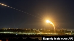 Українські сили ППО перехоплюють іранський дрон Shahed під час російської атаки на Київ