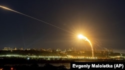 O dronă este distrusă deasupra Kievului - fotografie de arhivă.