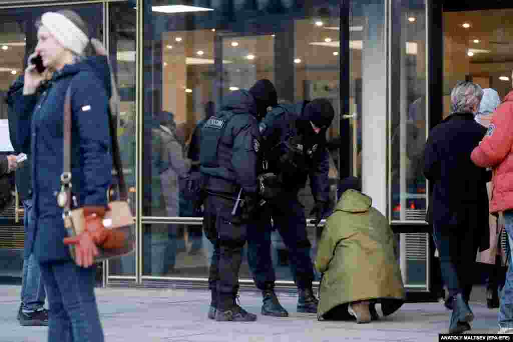 Bezbednosna provera uoči koncerta rok grupe Piknik u Sankt Peterburgu. Bend je naveo da će prihod od događaja ići žrtvama i njihovim porodicama. Ta grupa je trebalo da nastupi u Krokus sitiju u noći masakra.