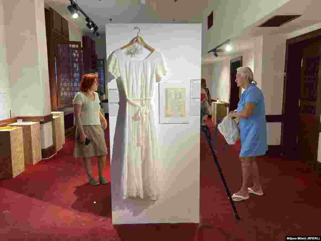 Jedina bojazan bila je da će predmeti koje dobijaju biti &quot;repetitivni i dosadni&quot;. Međutim, sada, nakon više od 4.000 predmeta koji su stigli na njihovu adresu, Dražen Grubišić kaže da je nemoguće da istakne i jedan koji mu je najinteresantniji. &quot;Zanimljivo je, u sociološkom aspektu, koliko smo posebni, koliko si ljudi u svojim vezama, kreativni&quot;, kaže Grubišić. Na fotografiji: Ručno rađena venčanica koja nikad nije nošena. &nbsp;