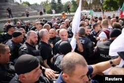 Представители на проруската партия "Възраждане" в сблъсък с полицията пред Паметника на Съветската армия, София, 21 септември 2023 г.