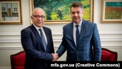 Консультації провели заступник міністра Євген Перебийніс (праворуч) та заступник голови МЗС Вірменії Мнацакана Сафаряна