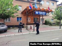 Pripadnici kosovske policije ispred opštine Zvečan, 27. maj 2023.