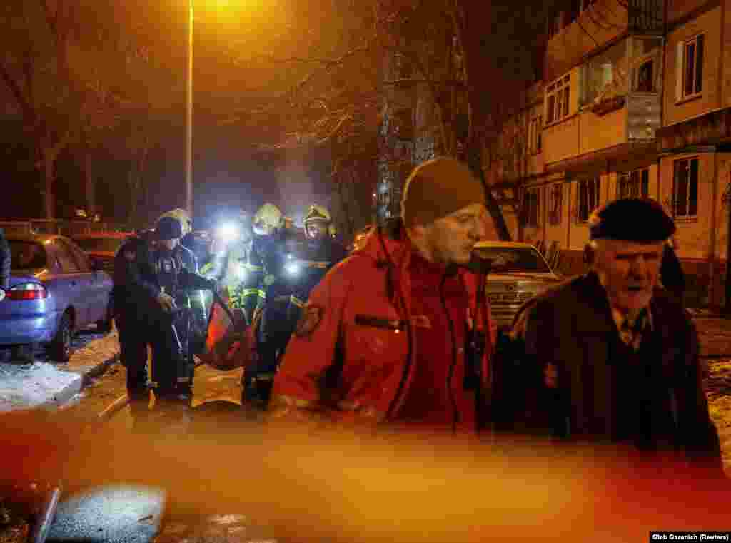 У результаті атаки щонайменше 53 людей зазнали поранень, серед них 9 дітей. У більшості постраждалих &ndash; тілесні ушкодження у вигляді різаних ран. З початку повномасштабної війни Росії проти України в ООН змогли підтвердити станом на 21 листопада 2023 року загибель понад 10 тисяч цивільних, понад 560 із них &ndash; це діти. Ще понад 18 з половиною тисяч цивільних громадян України отримали поранення. Однак, як наголошують ООН, ця цифра говорить лише про ті випадки, які пройшли процедуру верифікації. Реальна кількість загиблих і поранених набагато більша.&nbsp; Досі ООН нічого не може сказати про окупований Росією Маріуполь. Українська влада каже, що лише там загинуло понад 20 тисяч цивільних