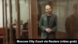 Владимир Кара-Мурза сот залында.