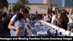 مراسم یادبود گروگان‌ها و مفقودشدگان حمله حماس در محوطه بیرونی موزه تل‌آویو