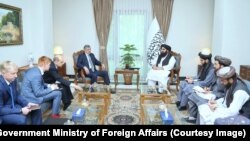 Zamir Kabulov, ruski predsjednički izaslanik u Afganistanu (u sredini lijevo), sastaje se sa Amirom Kanom Mutačijem (u sredini desno), talibanskim ministrom inostranih poslova, u Kabulu 23. aprila 2024.