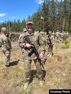 Нині Олег займається фінансами у війську