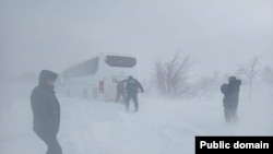 Казакстандын Ак-Сай шаарында бороон-чапкын маалында тартылган сүрөт. 7-февраль, 2024-жыл. 