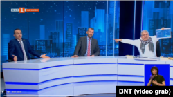 Bojan Rasate (levo), iz krajnje desničarske Bugarske nacionalne zajednice, i Vencislav Angelov, jedan od najozloglašenijih bugarskih antivaksera i lider Istine i samo istine, još jedne krajnje desničarske stranke koja uglavnom deluje opskurno, na bugarskoj TV 12. marta.