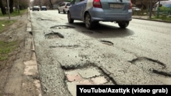 Ямы на одной из дорог в Бишкеке. 
