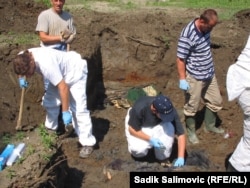 Posmrtni ostaci žrtava genocida u Srebrenici pronađeni su u 80 masovnih grobnica.