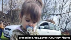 Fotografija dvogodišnje devojčice koja je objavljena na sajtu "Pronađi me" Ministarstva unutrašnjih poslova Srbije 26. marta 2024.